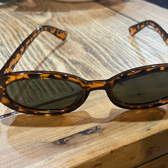 Stylish Oval Sunglasses Set of 4 - Picture 6 of 6